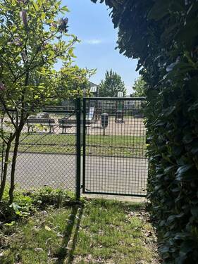 K1024_Rückwärtiger Ausgang zum Spielplatz - 