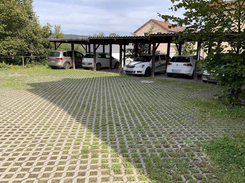 Carport und Stellplatzanlage - 2 Zimmer Etagenwohnung in Neustadt