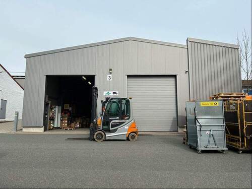 Außenansicht - Halle mit Hochregallager zur Miete