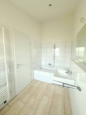 Bad en Suite mit Badewanne - 