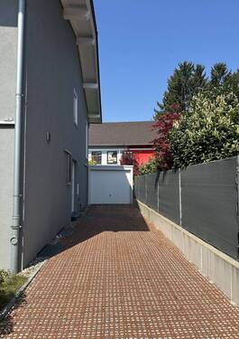 Zufahrt Garage und Stellplatz - 4 Zimmer Doppelhaushälfte in Mönchengladbach