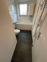 Modernisiertes Tageslichtbad mit Wanne - 