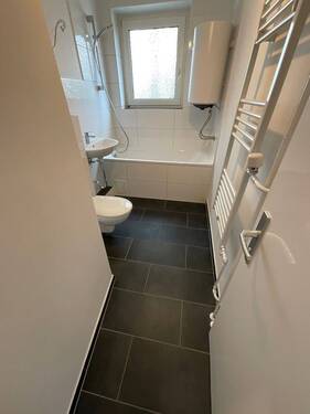 Modernisiertes Tageslichtbad mit Wanne - 
