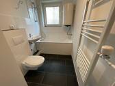 Modernisiertes Tageslichtbad mit Wanne - 