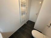 Modernisiertes Tageslichtbad mit Wanne - 