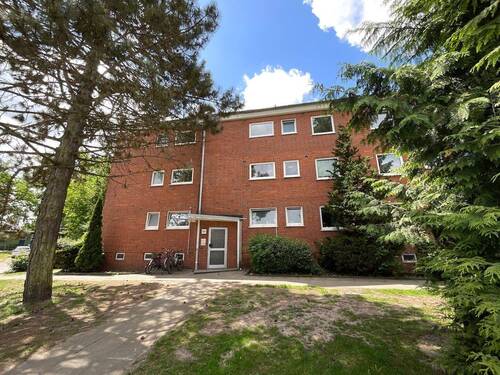 Hausansicht - 2,5 Zimmer-Wohnnung mit Balkon im 1.Obergeschoss (2. Etage)