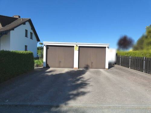 Doppelgarage - mit PKW-Stellplätze / Zufahrt gepflastert - 