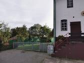 Tor mit Zufahrt in den Garten - 