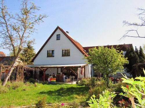 Rückseite vom Haus mit Blick auf der Terrasse - Großes Einfamilienhaus mit Doppelgarage und eingewachsen Garten