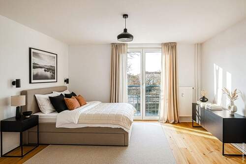 Schlafzimmer mit französischen Balkon - 3-Zimmer-Wohnung mit Wasserblick in begehrter Kreuzköllner Lage