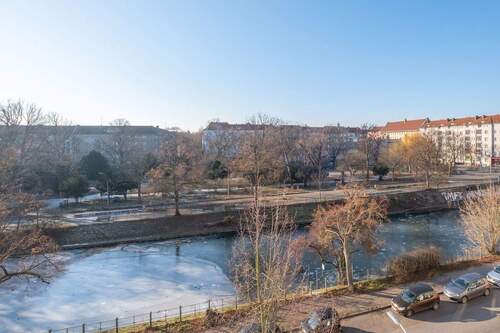 Blick aus dem Wohnzimmer auf den Neuköllner Schifffahrtskanal - 