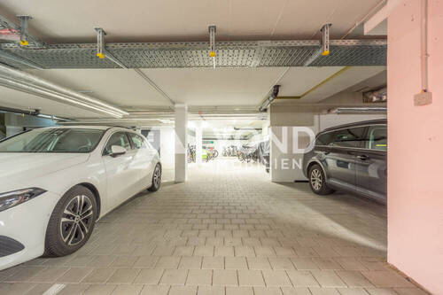 Tiefgaragenstellplatz mir Fahrradraum - 