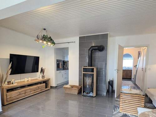 Wohnbereich mit Kamin - 5 Zimmer Reihenmittelhaus zum Kaufen in Salzgitter