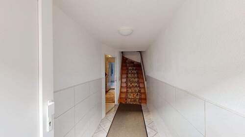 Treppenhaus / Haupteingang - 