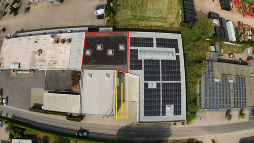 Bild 1 - Helle Stahlrahmen-Halle mit elektrischem Sektionaltor und großer Hofzufahrt - Industriegebiet Uelsen