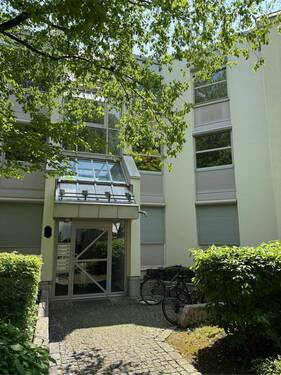 Hausansicht - Attraktive, sonnige 4-Zimmer-Wohnung in München-Arabellapark