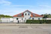 Front Ansicht - Energieeffizienter Wohntraum - Stilvoller Bungalow mit Kamin & Komfort