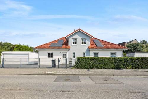Front Ansicht - Energieeffizienter Wohntraum - Stilvoller Bungalow mit Kamin & Komfort