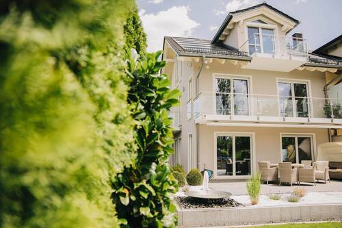Hausansicht - Luxuriöse DHH mit exklusiver Ausstattung in bester Siedlungslage