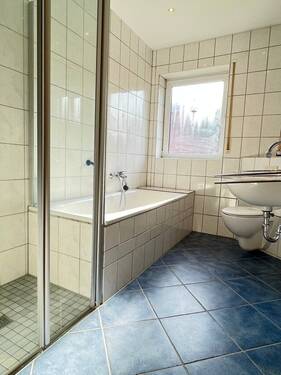 Bad mit Wanne und Dusche - 