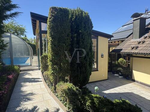 Terrasse mit Blick auf den Pool - 9 Zimmer Einfamilienhaus zum Kaufen in Wertheim / Lindelbach