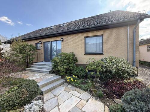 Vorderansicht/Eingang - gepflegtes 2-Familienhaus in oft gesuchter Lage von Vellmar nahe der Stadtgrenze - sofort frei -