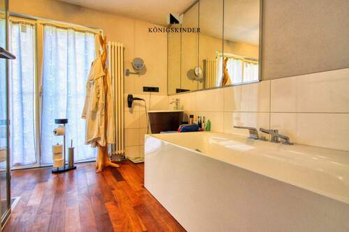 mit Wanne und Einbauschränken - 