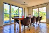 bietet sich ein herrlicher Blick ins Freie - 