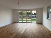 großer Wohnbereich mit Zugang zur Terrasse - 6 Zimmer Einfamilienhaus in Kabelsketal