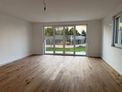 großer Wohnbereich mit Zugang zur Terrasse - 6 Zimmer Einfamilienhaus in Kabelsketal