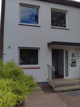 Hausansicht vorne - Bezugsbereites Endreihenhaus in Waldrandnähe