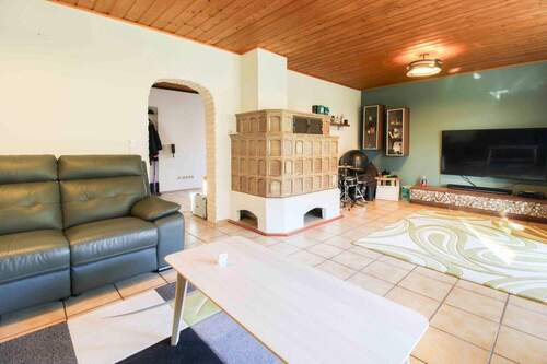 Wohnzimmer mit Kachelofen EG - 