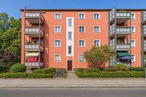 Hausansicht - Attraktive 3,5-Zimmer-Wohnung mit Balkon und Stellplatz in begehrter Wohnlage von Berlin-Spandau