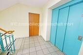 Treppenhaus im 1.OG mit Wohungseingangstür - 