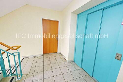 Treppenhaus im 1.OG mit Wohungseingangstür - 