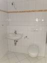 Bad mit WC und Waschbecken - 