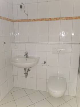 Bad mit WC und Waschbecken - 