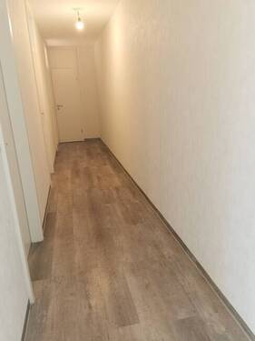 Flur mit Blick zum Abstellraum - 