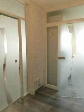 Flur mit Glastüren zur Küche und Wohnzimmer - 