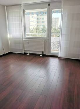 Wohnzimmer mit Blick zum Balkon - 