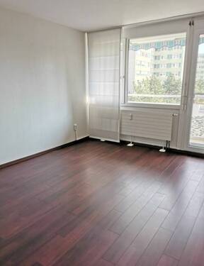 Wohnzimmer Blick zum Balkon - 