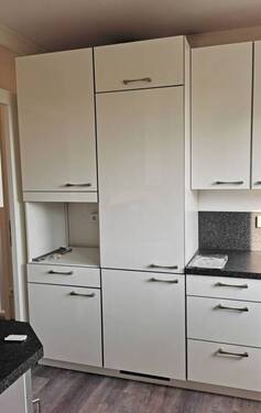 Küchenzeile mit Kühlschrank und Gefrierteil - 