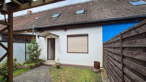 Zugang ins Haus vom Garten - 3 Zimmer Reihenmittelhaus in Krauschwitz