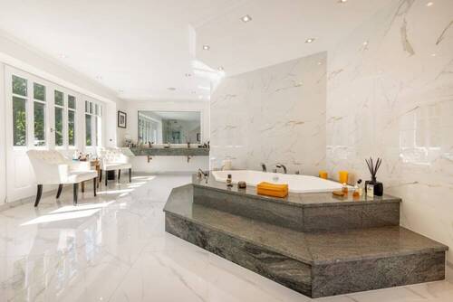 Dachgeschoss – Masterbad, das keine Wünsche offen - 