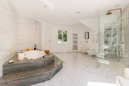 Dachgeschoss – Masterbad mit Zugang zur südlichen - 