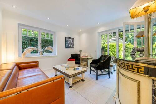 Gemütlicher Wohnbereich mit Terrassenzugang - 