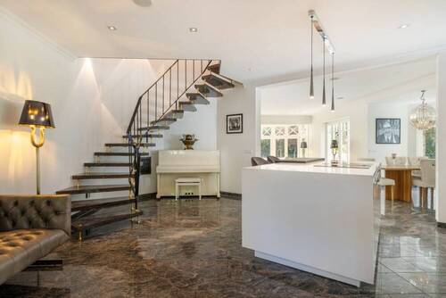 Erdgeschoss Hauptwohnung – Entree mit Kücheninsel - Einfamilienhaus mit 362,00 m&sup2; in Baabe zum Kaufen