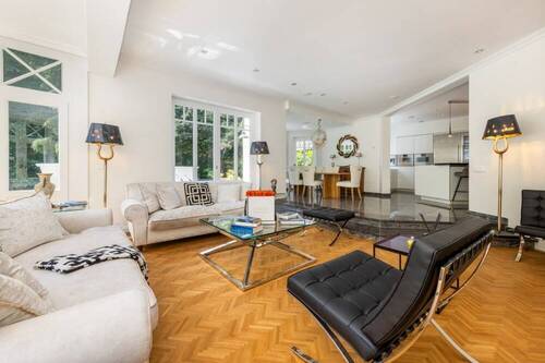 Erdgeschoss mit Blick zur Küche - 