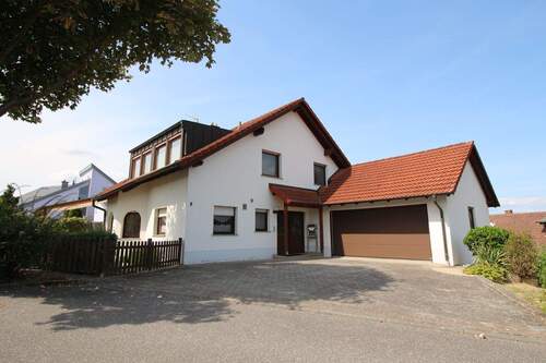 Giebelseite und Garage - 6 Zimmer Mehrfamilienhaus, Wohnhaus in Lauda-Königshofen