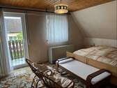 Kinderzimmer 1 mit Zugang zum Balkon - 